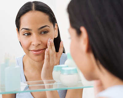 daily-glow-oily-skin-mistakes-woman-applying-moisturizer