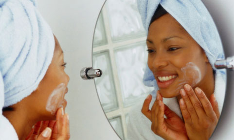 woman-moisturizing